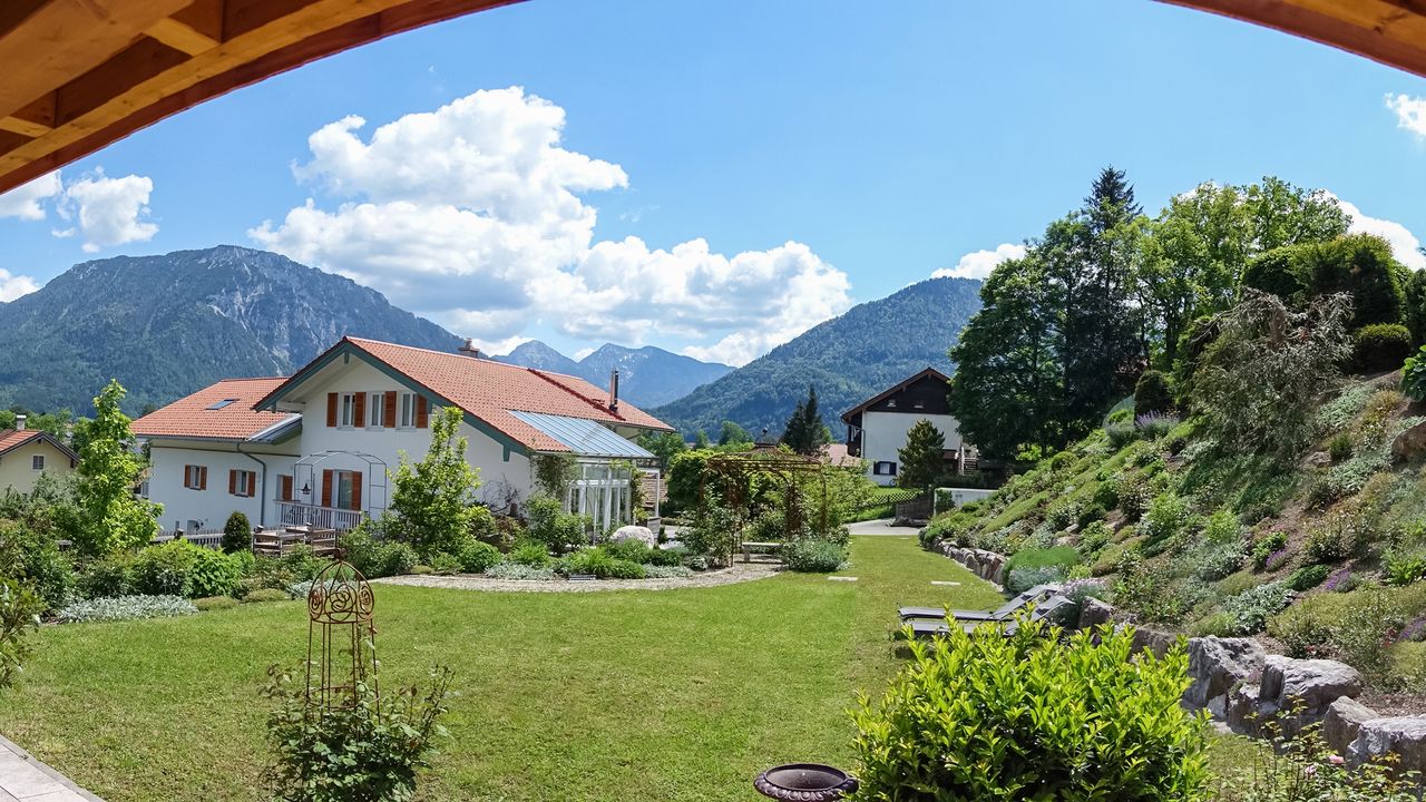 Aussicht von der Terrasse auf das Ruhpoldinger Alpenpanorama Aussicht von der Terrasse auf das Ruhpoldinger Alpenpanorama